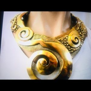 OSCAR DE LA RENTA GOLDEN NECKLACE IN ORIGINAL BOXE